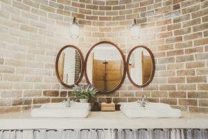 Transforma tu chalet con un cambio de look en los baños de la planta inferior